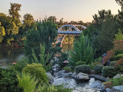 Grants Pass: Gardens near Riverside Inn