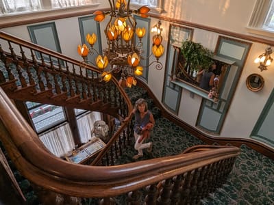 Victoria: Lolo arrives at the Amethyst Inn