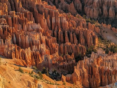 Bryce Canyon National Park: Sunrise hitting the tips of the hoodoos