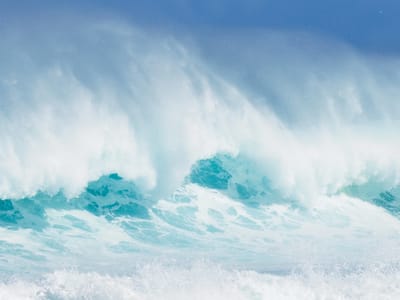 North Shore - The Cliffs at Princeville: Giant waves at Larsen's Beach