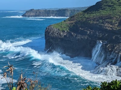 North Shore - The Cliffs at Princeville: Here come the waves