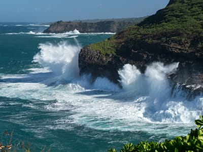 North Shore - The Cliffs at Princeville: Crashing waves off Kilauea Lighthouse