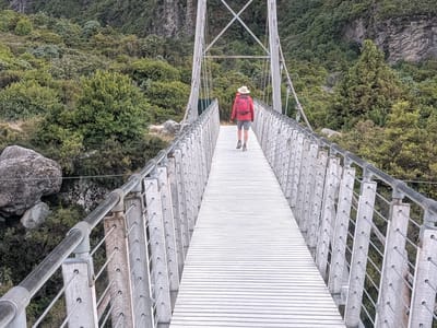 Mount Cook National Park (Aoraki): Crossing the first swing bridge