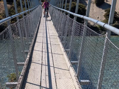 Wanaka: Bridge over Clutha River