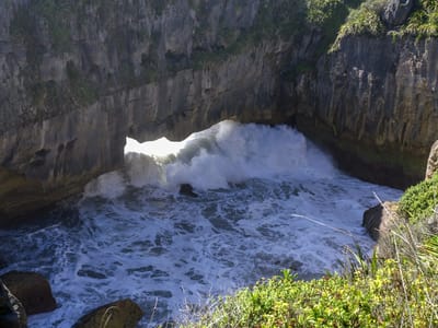 Pancake Rocks and Punakaiki Beach: Punakaiki Blow Hole