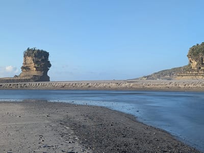 Pancake Rocks and Punakaiki Beach: Punakaiki Beach sea stack