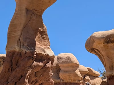 Hole-in-the-Rock Road: Metate Arch in Devil's Garden