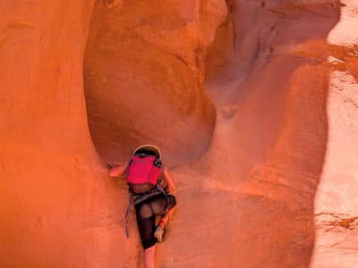 Hole-in-the-Rock Road: Scary entrance into Peekaboo Slot Canyon