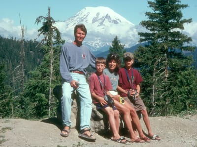 Mount Rainier National Park: Family at approach to Mount Rainer