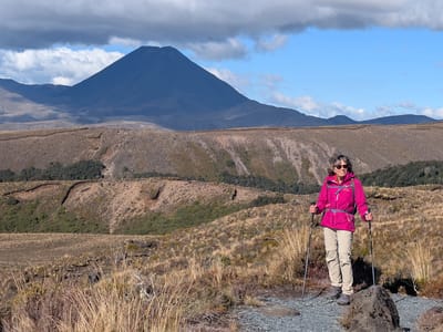Tongariro National Park: Approaching Mt. Ngāuruhoe
