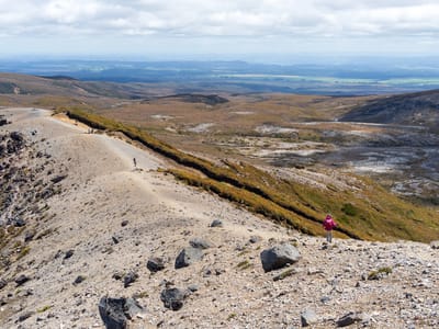 Tongariro National Park: Heading down the steep scree