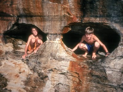 Walnut Canyon National Monument: Boys in cliff dwelling