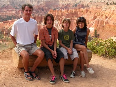 Bryce Canyon National Park: Sleepy family at sunrise on the rim