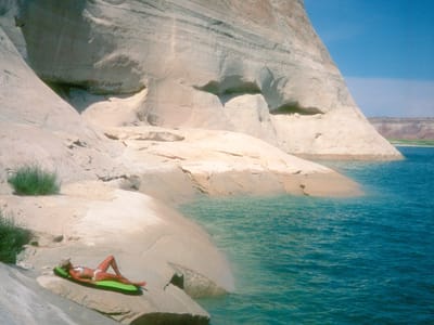 Lake Powell - Wahweap: Lolo adjusting to a rare moment of solitude