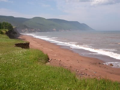 Cabot Landing Provincial Park: Bluff overlooking the beach