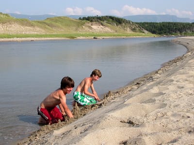 Gros Morne National Park (Shallow Bay): Boy's building sand castles at Broom Point