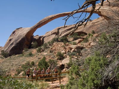 Arches National Park: Group Picture in Front of Landscape Arch