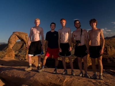 Arches National Park: Group Picture in Front of Delicate Arch