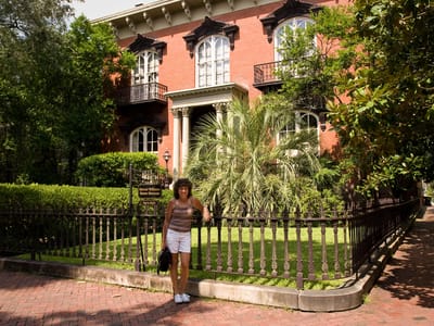 Savannah: Lolo with Mercer House