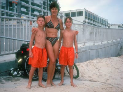 Everglades National Park: Family hiking Gumbo Limbo Trail
