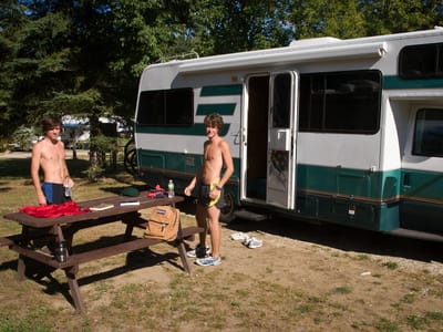 Camping Le Genévrier in Baie St. Paul: Boys before running