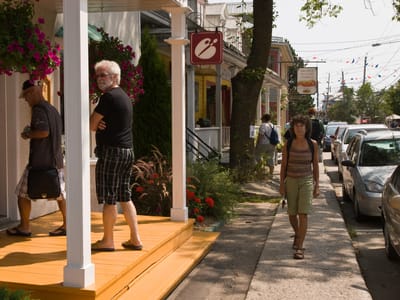 Baie St. Paul: Lolo strolling Baie St. Paul