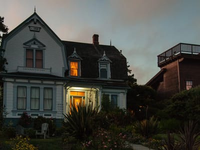 Mendocino: Didjeridoo Dreamtime Inn at Dusk