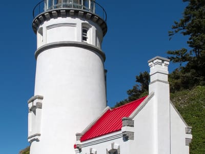 Heceta Head Lighthouse: Lolo at Base of Heceta Head Lighthouse