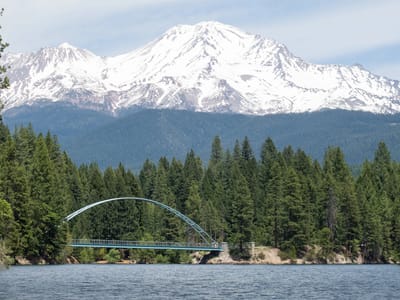 Lake Siskiyou Camp Resort: Wagon Creek Bridge with Mount Shasta