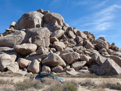 Joshua Tree National Park: Subaru with Jumbo Rocks