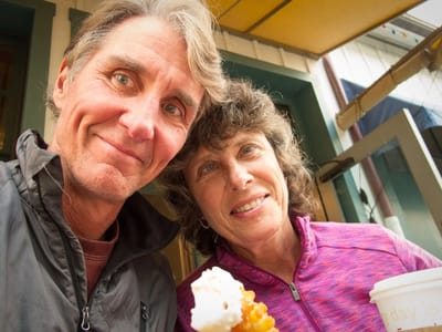 Carpinteria State Beach / Santa Barbara: Herb and Lolo Dining at On the Alley