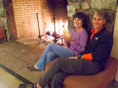Yosemite National Park: Herb and Amused Lolo in Ahwahnee Fireplace