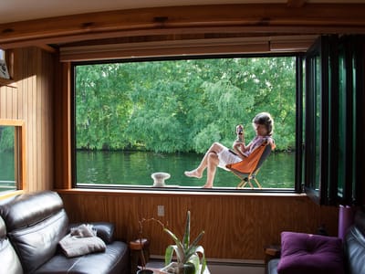 Seattle: Lolo and Beer on Houseboat Deck