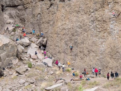 Eastern Sierra - South (Mammoth Lakes, Bishop, and Lone Pine): Crowd at Great Wall of China
