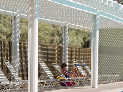 Death Valley National Park: Lolo Relaxing in Furnace Creek Resort