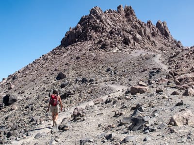Lassen Volcanic National Park: Lolo on Trail between Lassen Summits