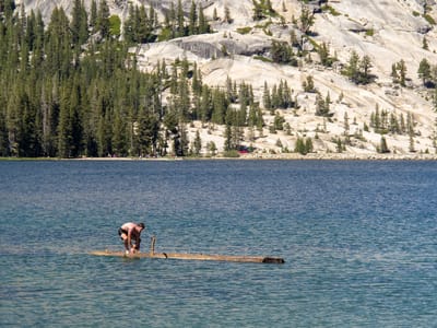 Yosemite - Tuolumne Meadows: Tommy log rolling in Tenaya Lake