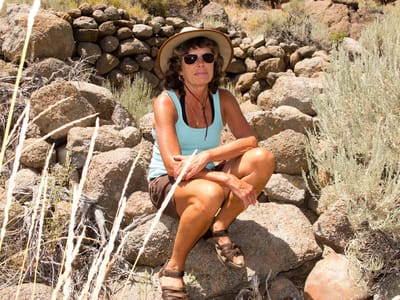 Mono Lake and Travertine Hot Springs (Bridgeport): Lolo in Dog Town (ghost town)