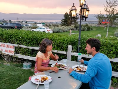 Mono Lake and Travertine Hot Springs (Bridgeport): Dinner with Tommy at Whoa Nellie Deli