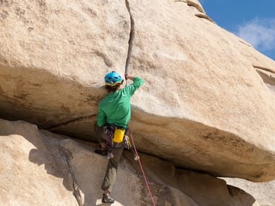 Joshua Tree National Park: Tommy on Hobbit Roof