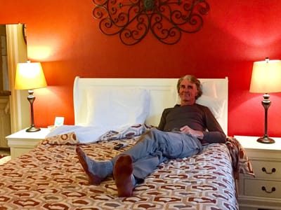 Lee Vining (Mono Lake): Herb relaxing in the Lake View Lodge