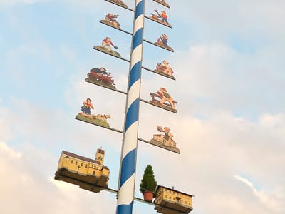 Arcadia Hotel München Airport: Maypole