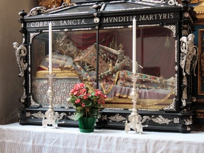 Munich: St. Peterskirche - Jeweled skeleton of a female martyr