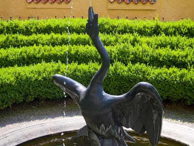 Fussen: Swan statue in Schloss Hohenschwangau Garden