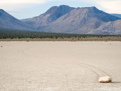 Death Valley - The Racetrack: Moving rock and its trail