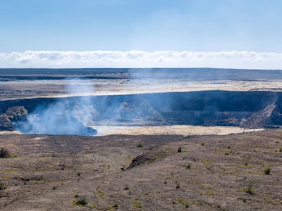 Hilo (Big Island): Steam rising from Halema’uma’u Crater