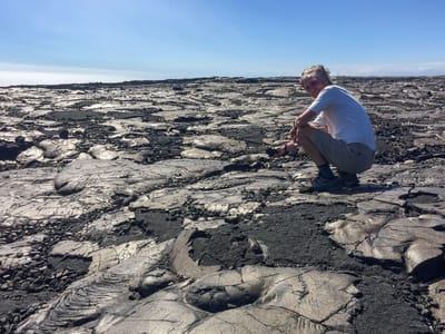 Hilo (Big Island): Herb playing with the lava at the end of Chain of Craters Road