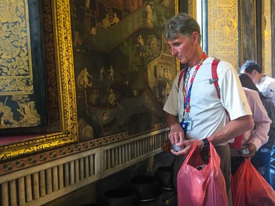 Bangkok: Herb giving alms at Wat Pho