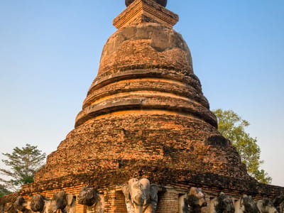Sukhothai: Wat Chang Lom behind hotel