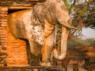 Sukhothai: Wat Chang Lom behind hotel